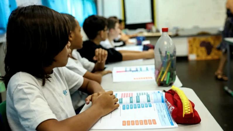 Alunos em sala de aula no Centro Integrado de Educação Pública (CIEP) 001, no Catete, na zona sul da capital fluminense.
