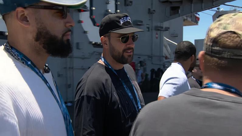 Travis Kelce segue fim de semana de despedida na Califórnia, corrida da NASCAR com Mahomes