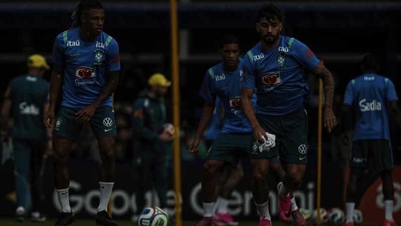 Danilo e Lucas Paquetá em treino da Seleção Brasileira; jogadores de Botaofogo e Flamengo desfalcam seus times (Foto: Rafael Ribeiro / CBF)