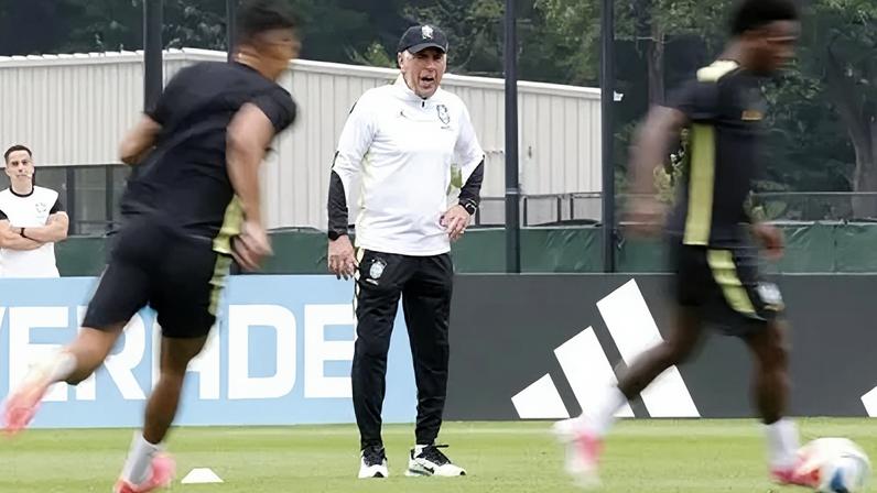 Carlo Ancelotti no último treino da Seleção Brasileira antes do jogo contra o Haiti pela Copa do Mundo