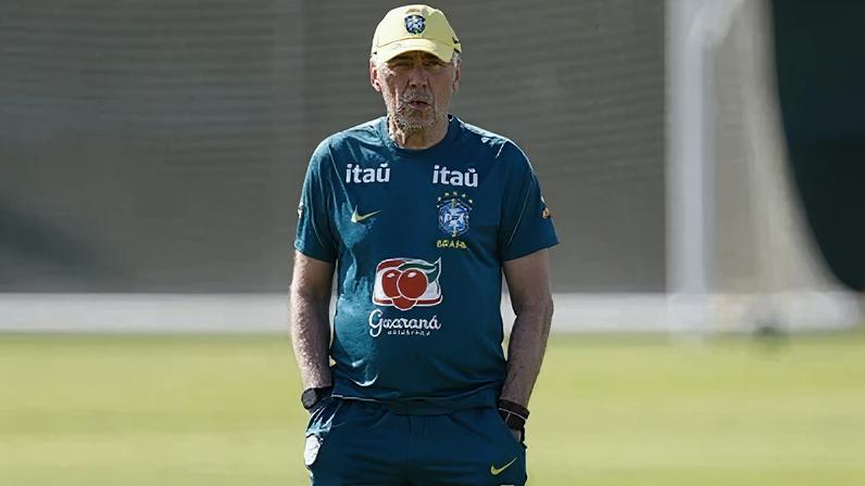 Carlo Ancelotti comandando um treino da Seleção Brasileira na preparação para a Copa do Mundo de 2026