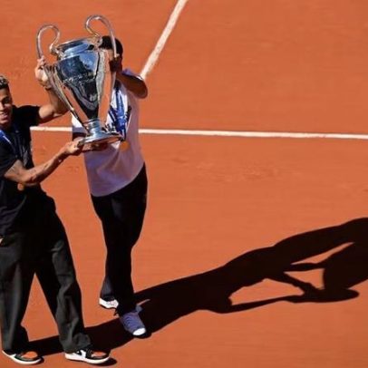 Jogadores do PSG vão a Roland Garros para comemorar segundo título da Liga
