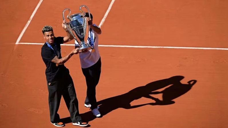 Jogadores do PSG vão a Roland Garros para comemorar segundo título da Liga
