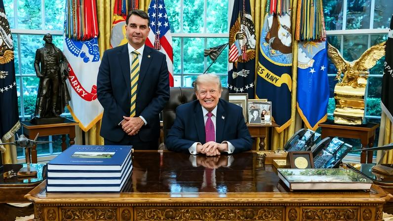 Trump publica foto ao lado de Flávio Bolsonaro, na Casa Branca