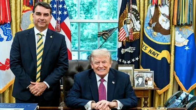 Trump publica foto ao lado de Flávio Bolsonaro, na Casa Branca