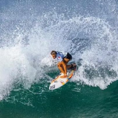 Jovem de 15 anos vence pentacampeã mundial e mira recorde em Saquarema