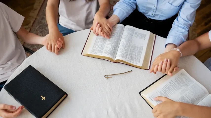Discussão sobre a unidade cristã além das diferenças entre denominações.