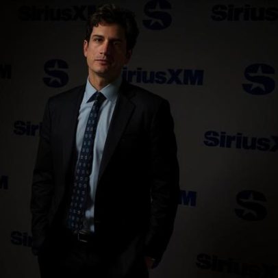 Jack Schlossberg usa gravata do avô JFK como boa sorte
