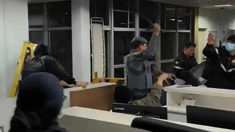 Polícia Militar foi acionada após grupo de pessoas tentarem invadir prédio da USP. Créditos: Reprodução