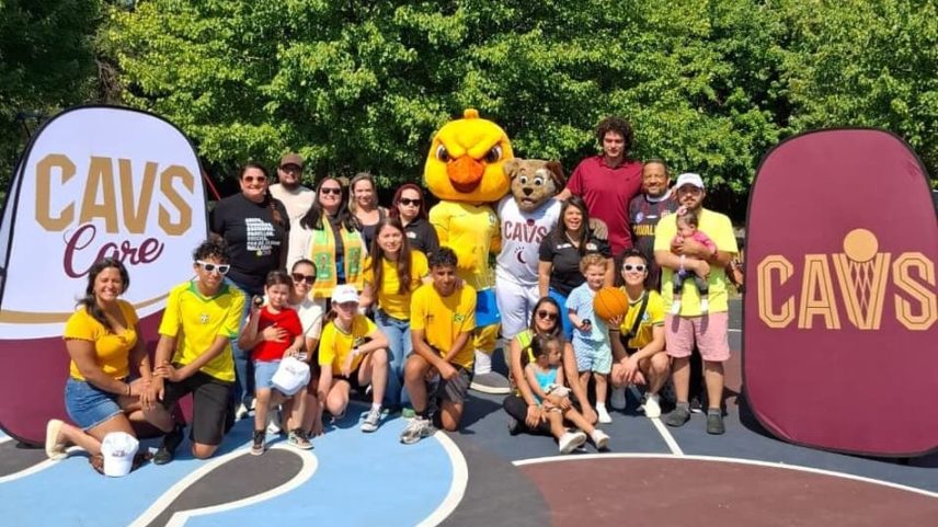 Ação em praça de Cleveland une Varejão e mascotes da Seleção e do Cavaliers (Foto: Marcio Dolzan/Lance!)