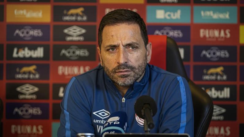 Vasco inicia negociações para contratar treinador português