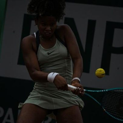 Victória comete muitos erros e cai na semifinal juvenil de Paris