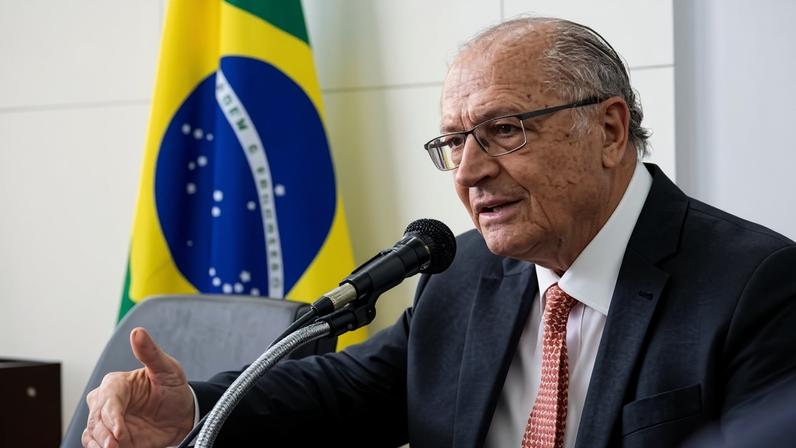 O vice-presidente Geraldo Alckmin é o presidente em exercício durante viagem de Lula ao exterior
