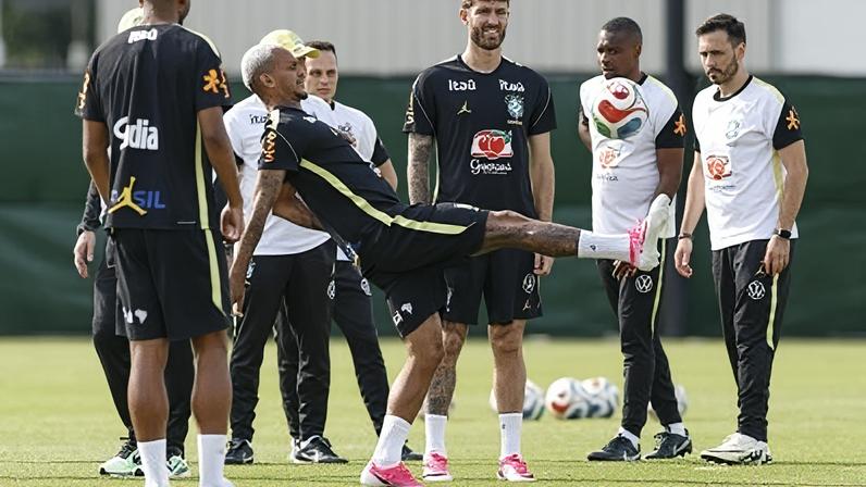 Wesley revela correções e orientações de Ancelotti