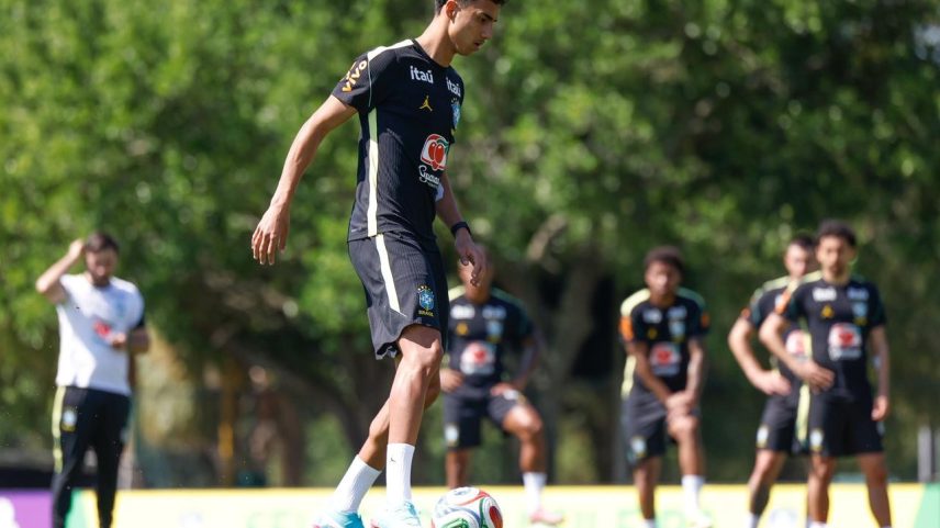 Vitor Reis com a camisa da Seleção — Foto: RAFAEL RIBEIRO/CBF