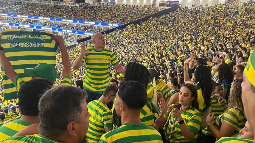 Em clima de Copa, torcedores do Brasil cantam nas arquibancadas