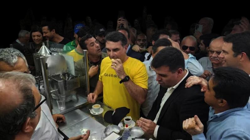 Flávio Bolsonaro visita Mercado Central de BH durante pré-campanha — Foto: Fabiano Villela/TV Globo