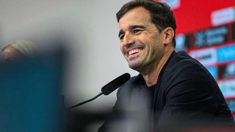 Carles Martínez Novell em sua apresentação como técnico do Bayer Leverkusen — Foto: Divulgação/Bayer Leverkusen