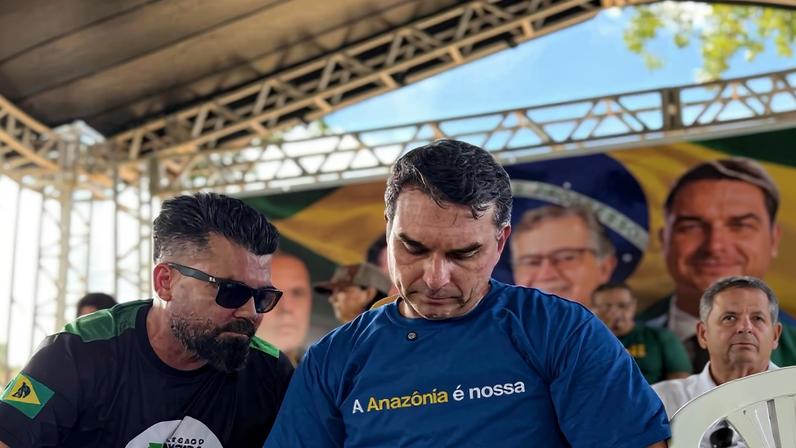 Flávio assina bandeira do Brasil em agenda no Pará — Foto: Vittor Sales