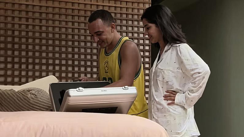 Ary Mirelle realiza sonho de João Gomes com presente.