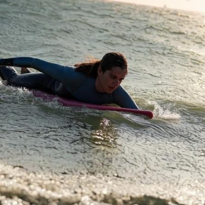 Tetracampeã mundial de surfe adaptado visita Santos para celebrar 35 anos da Escola Radical