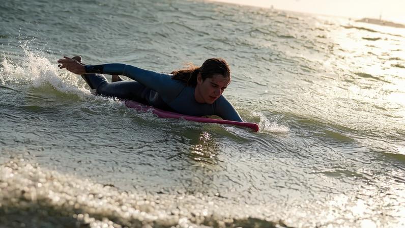 Marta Paço estará na cidade para atividades com alunos do surf adaptado e do surf sênior — Foto: Arquivo Marta Paço