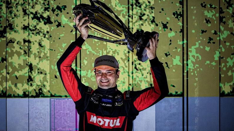 Piquet Jr. vence corrida noturna da Stock Car em Cuiabá sob pressão de Fraga