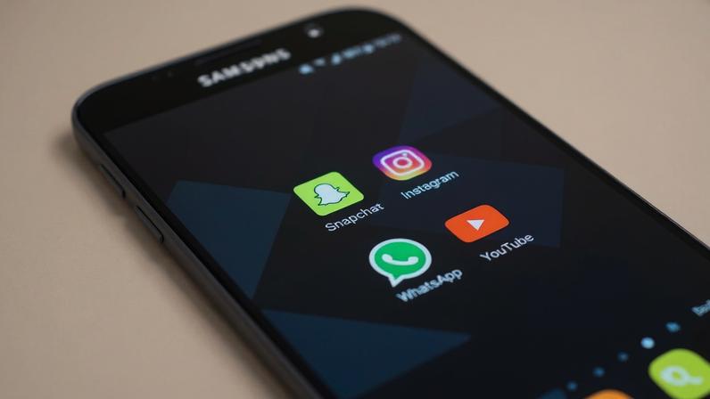 Emirados Árabes proíbem redes sociais para menores de 15 anos