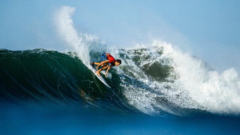 Yago Dora surfe El Salvador — Foto: Aaron Hughes/World Surf League