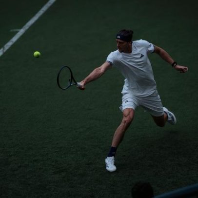 Zverev vence 10ª seguida e vai à semifinal em Halle pela sexta vez