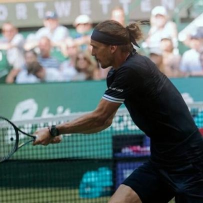 Zverev vence nona seguida e iguala marca de Sinner na temporada