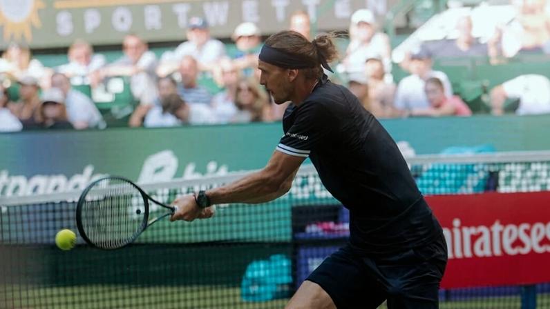 Zverev vence nona seguida e iguala marca de Sinner na temporada