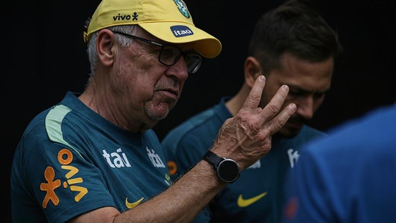 Carlo Ancelotti durante treino da Seleção Brasileira