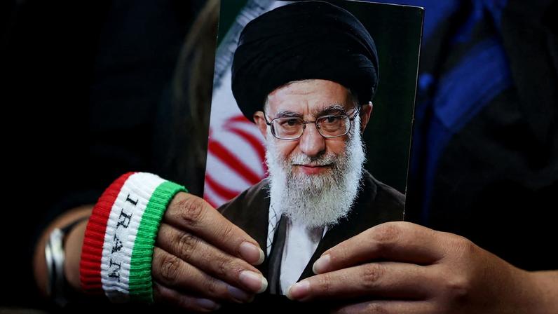 Foto do falecido líder supremo iraniano, aiatolá Ali Khamenei, em Teerã 29 de maio de 2026 Majid Asgaripour/WANA via REUTERS