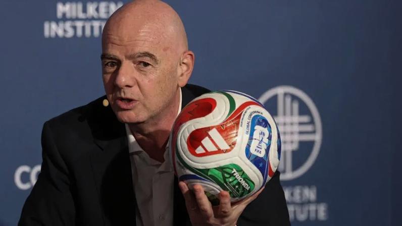 Gianni Infantino, presidente da FIFA, discursa na Conferência Global do Milken Institute em Beverly Hills, Califórnia (Foto: Patrick T. Fallon/AFP)