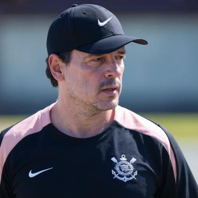 Diniz comanda treino técnico de finalizações e posse de bola no Corinthians