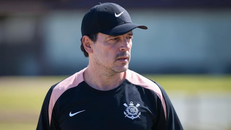 Fernando Diniz olhando para frente durante treino