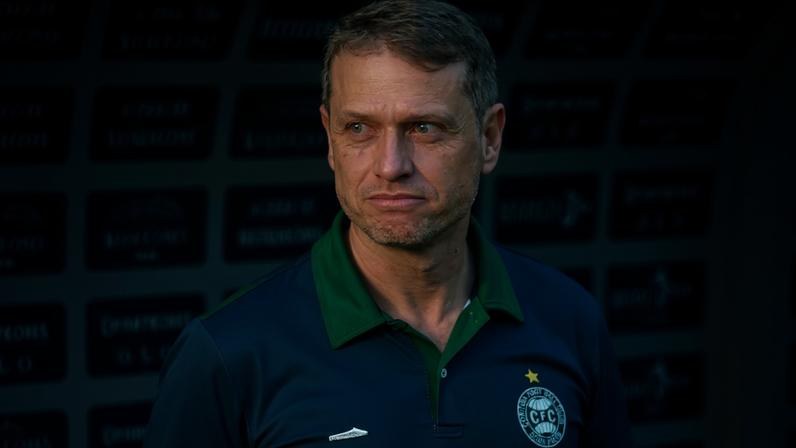 Fernando Seabra no banco de reservas comandando o Coritiba contra o Flamengo