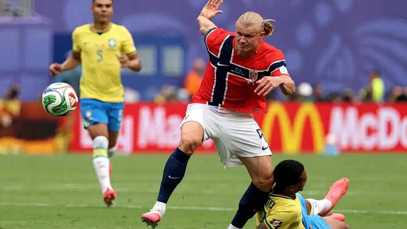 Haaland deixa Gabriel Magalhães no chão durante Brasil x Noruega pelas oitavas de final da Copa do Mundo 2026 (Foto: Odd ANDERSEN/AFP)