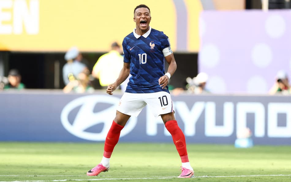 Mbappé comemora o segundo gol dele na vitória da França sobre a Suécia (Foto: Charly Triballeau / AFP)