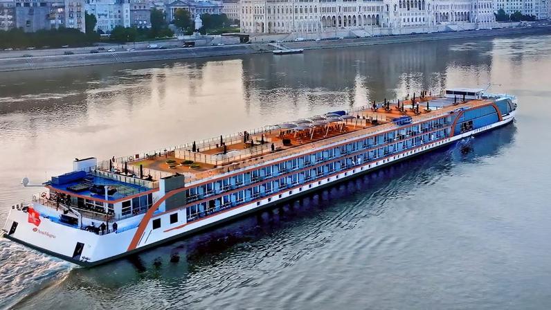 O AmaMagna, navio de largura dupla da AmaWaterways, navega pelo Danúbio em frente ao Parlamento húngaro, em Budapeste.