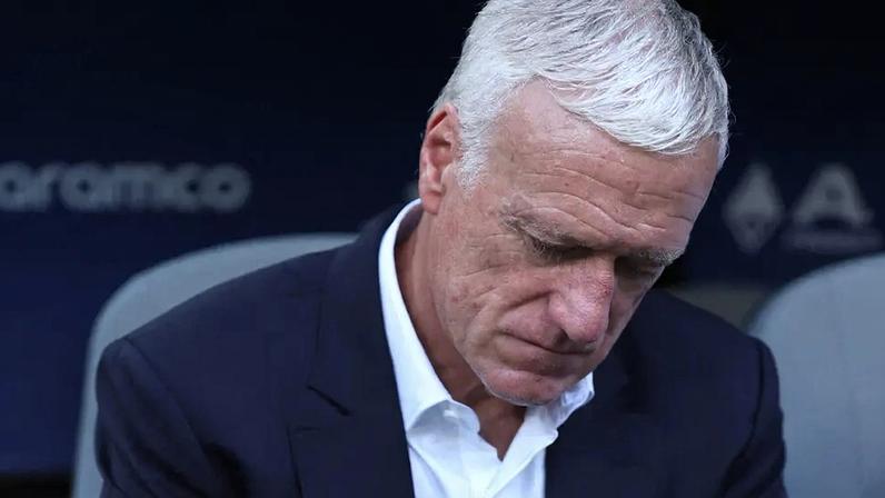 Deschamps olha para o relógio em partida da França na Copa (Imagem: Dan Mullan/Getty Images/AFP)