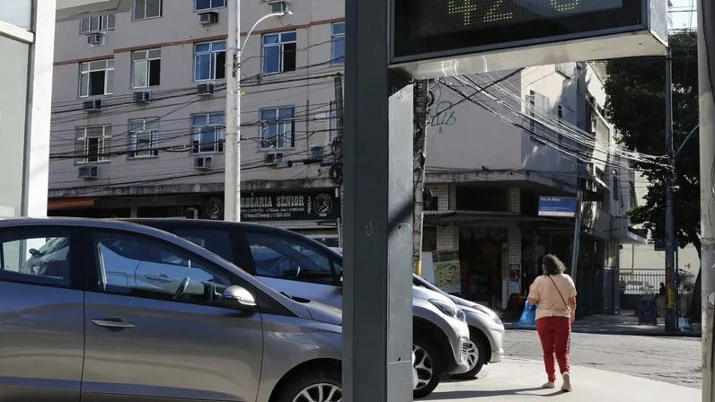 Termômetro de rua na Tijuca registra a onda de calor que atinge a cidade do Rio de Janeiro.
