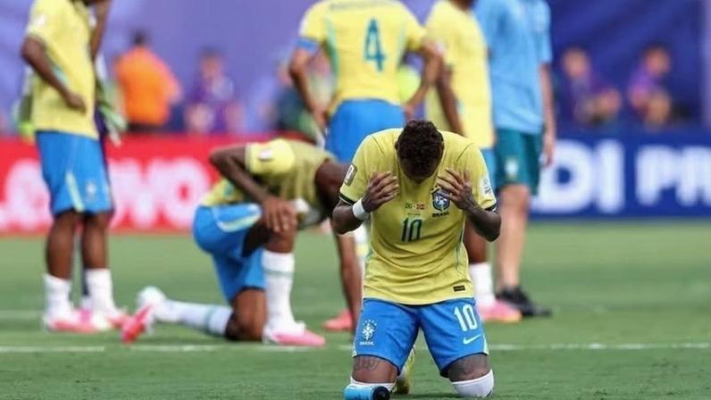 Neymar ajoelha após a eliminação da Seleção Brasileira na Copa do Mundo de 2026