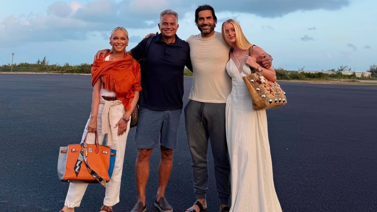 Mãe de Marina Ruy Barbosa encanta seguidores com beleza impressionante Mãe de Marina Ruy Barbosa chamou atenção em fotos no Caribe e roubou a cena nas redes (Foto: Reprodução Instagram)