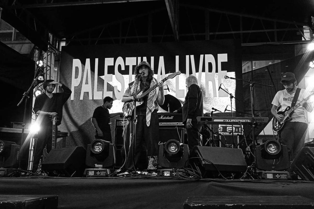A nova direita impõe censura e limita a liberdade de expressão no debate público Banda exibe mensagem pró-Palestina durante show em evento da Prefeitura de São Paulo (Foto: Reprodução)
