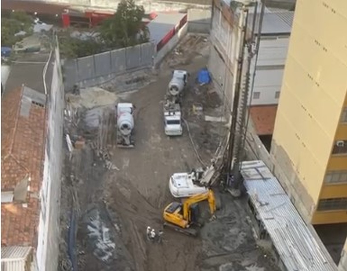 Obra de condomínio na Silveira Martins é alvo de reclamações dos moradores (Foto: Reprodução)