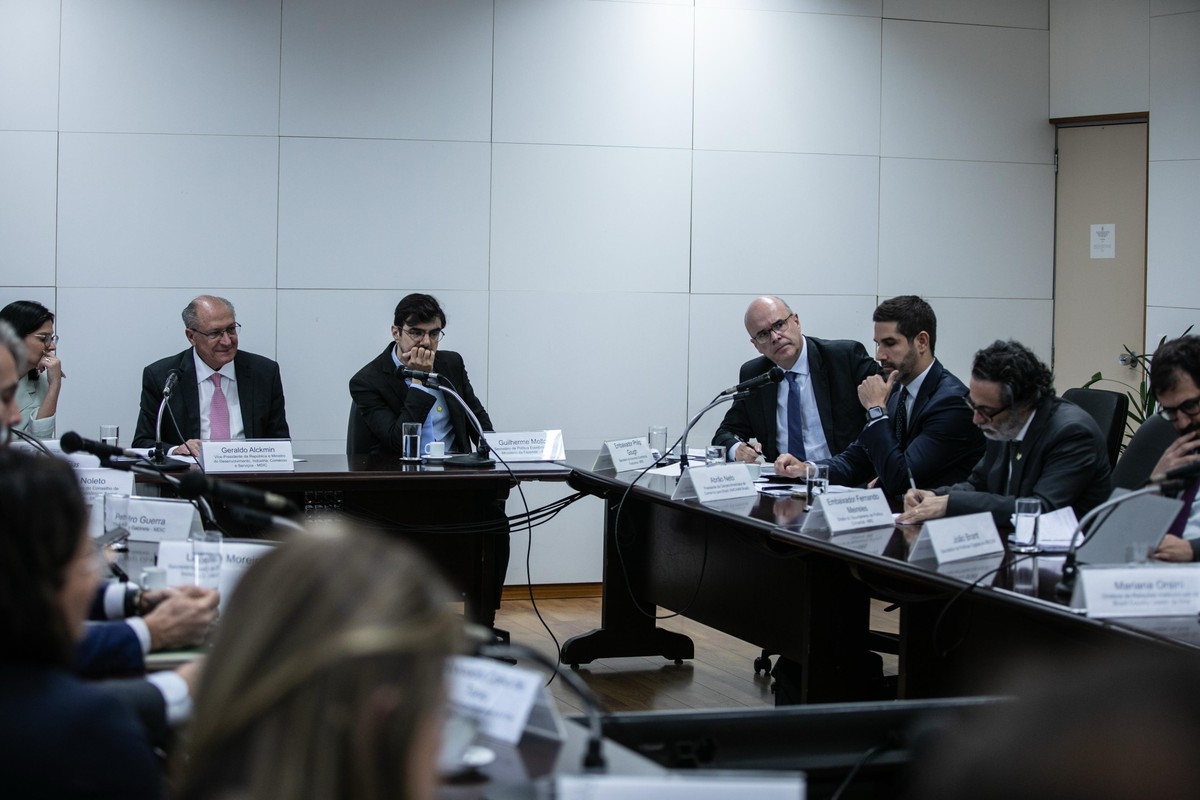 Tarifa dos EUA pode impactar R$ 19 bi do PIB brasileiro e afetar economia americana O vice-presidente e ministro da Indústria Geraldo Alckmin conduz nova rodada de reunião com empresários sobre tarifas de Trump (Foto: Brenno Carvalho/Agência O Globo)