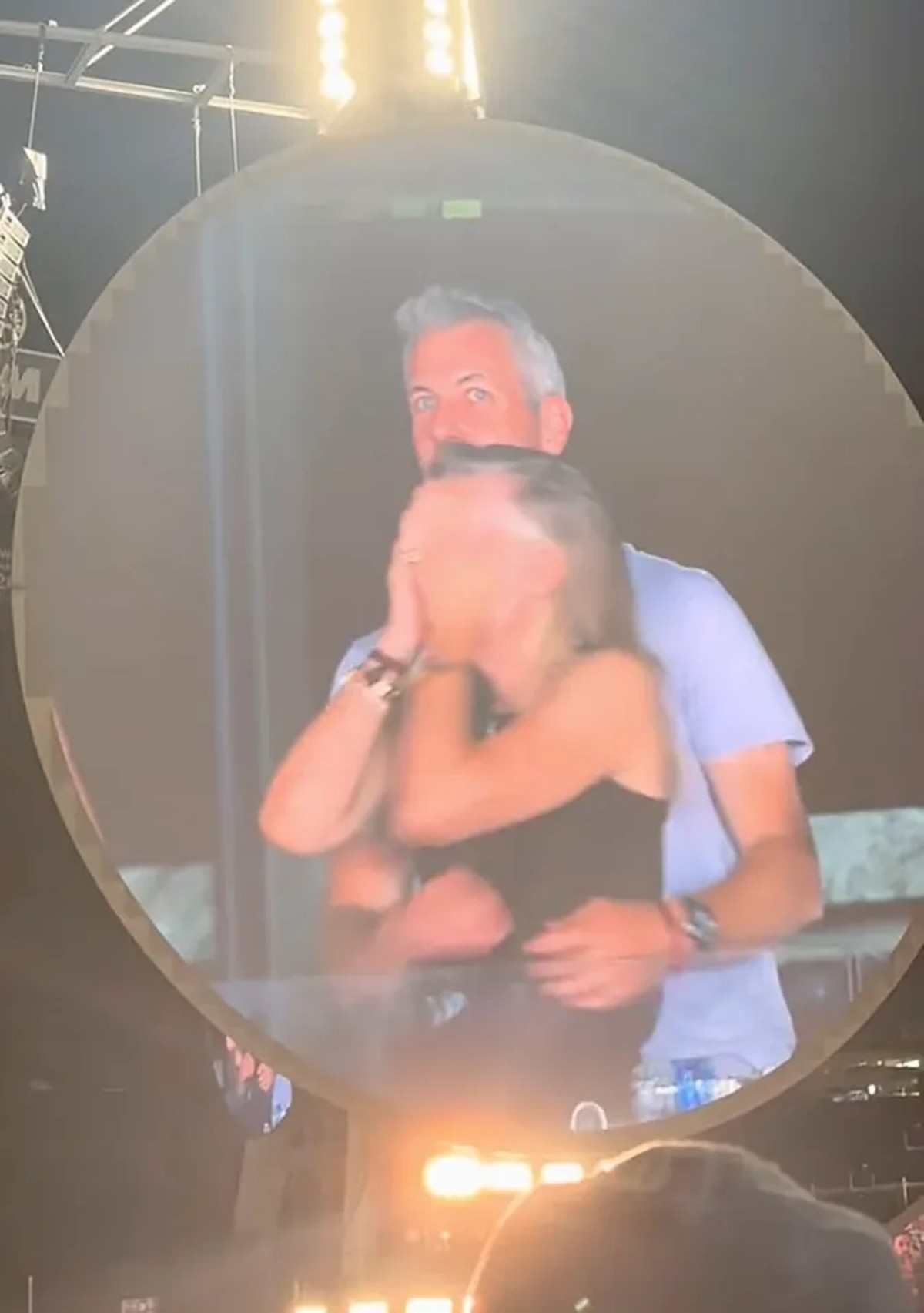 Casal flagrado em show de Coldplay (Foto: Reprodução/TikTok)