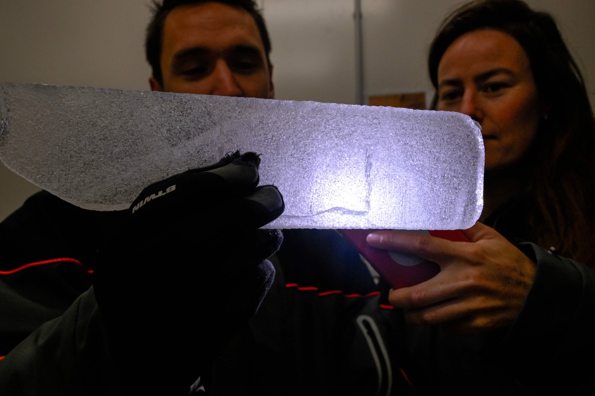 Cientistas transportam gelo de 1,2 milhão de anos da Antártica para estudar clima Cientistas levam gelo da Antártica para laboratório belga em busca de pistas sobre mudanças climáticas (Foto: Nicolas Tucat/AFP)